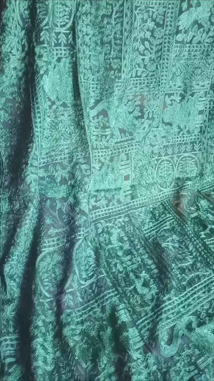 Emerald green soft organza dupatta from Pareek Mania’s luxury collection, featuring intricate self-on-self Aari embroidery with floral and vine motifs, 2.75+ yards length, perfect for festive and casual wear in traditional Pakistani fashion.